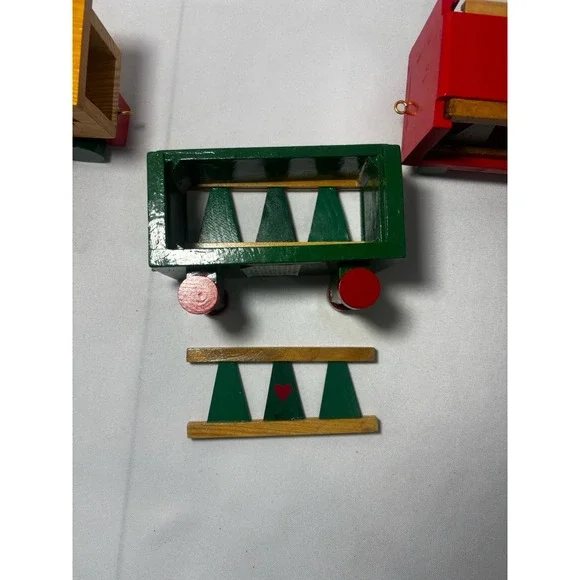 🚂VTG 94' WOODEN CHRISTMAS TRAIN SET COMPLETE 25 PCS HAND CRAFTED & HAND PAINTED - Picture 4 of 7